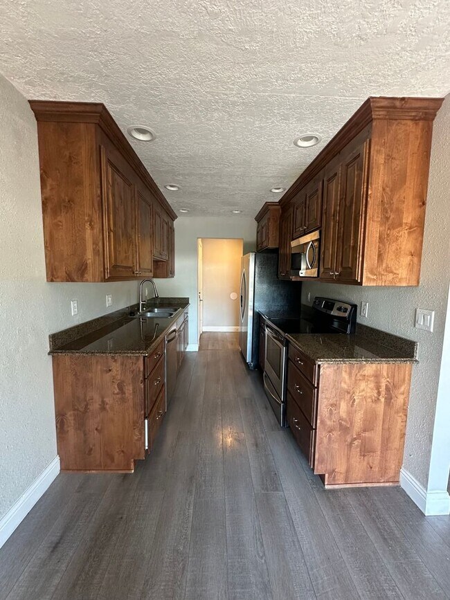 Building Photo - Beautiful Bountiful Home!