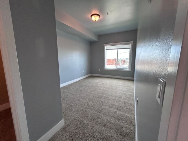 Building Photo - 1 Bed, 1 Bath Condo with Bellingham Bay View and parking garage