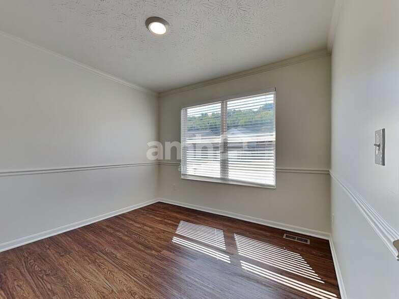 Building Photo - 3270 Village Dr