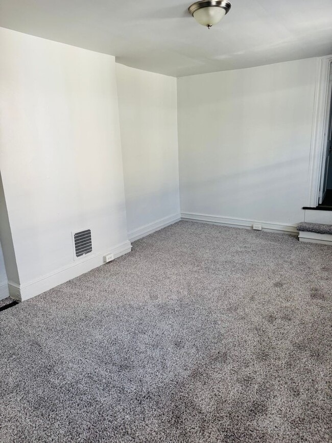 Building Photo - 328 W King St