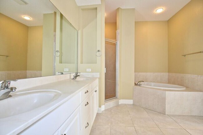 Building Photo - Stunning 3/2.5 Spacious Townhome with a 2 Car Garage Located in the Desirable Baldwin Park - Orla...