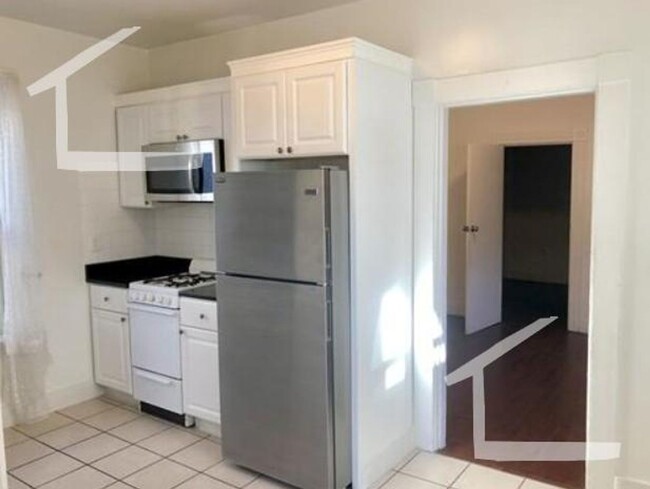 Building Photo - Top Floor-2 with A/C & parking for rent