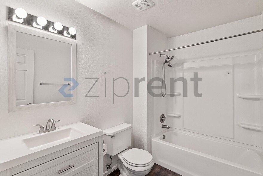 Building Photo - Unit C