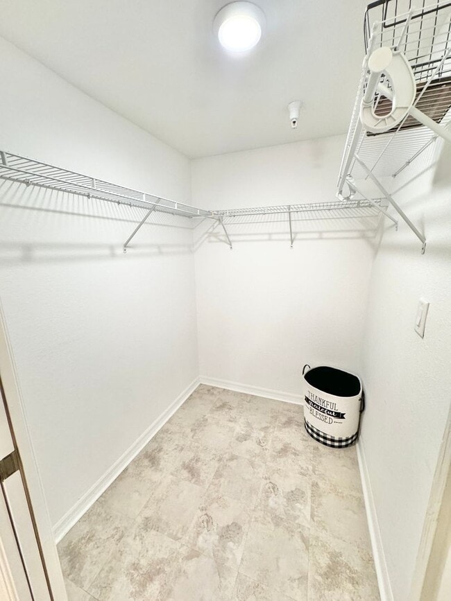 Building Photo - ** BOTANICAL PLACE ** 3 BED / 2 BATH - CON...