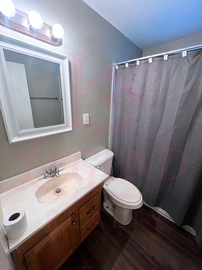 Building Photo - Charming 3-Bedroom 1 Bathroom Home!