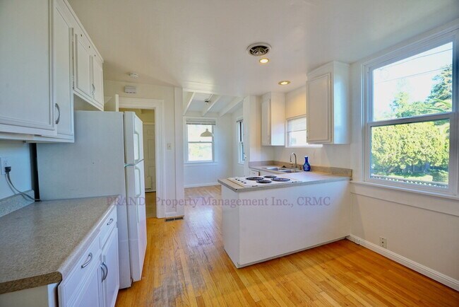 Building Photo - Victorian Style Home Close to Downtown