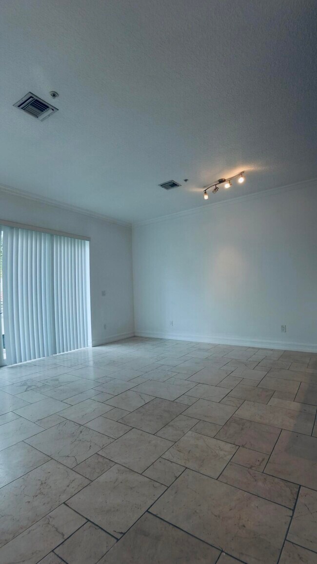 Building Photo - 12 SE 1st Ave