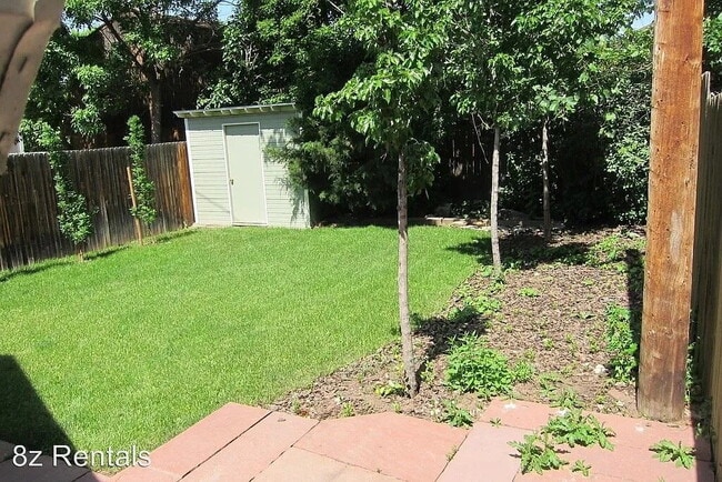 Building Photo - Charming Studio Furnished Unit - Cozy 400 Sq Ft Home with Full Bath!"