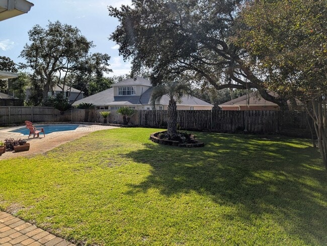 Building Photo - Executive Pool Home in Prestigious Lake Lo...