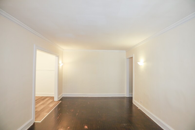 Building Photo - 2402 W Lunt Ave