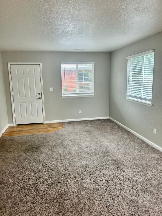 Building Photo - Charming 3bd/2ba in Mayfair Neighborhood!