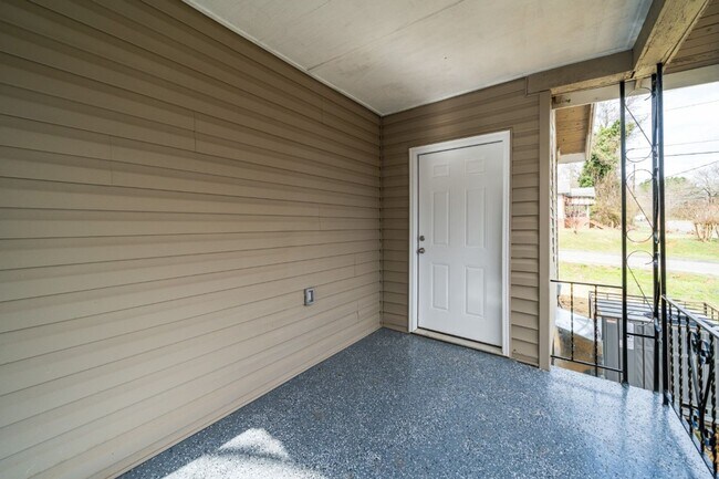 Building Photo - Beautifully Renovated 4BR/2.5BA with Large Yard in Graysville