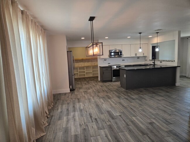 Building Photo - Coming Soon! ?Beautiful 4 bed, 2 bath Home, NO HOA! (Available 05/15/26)