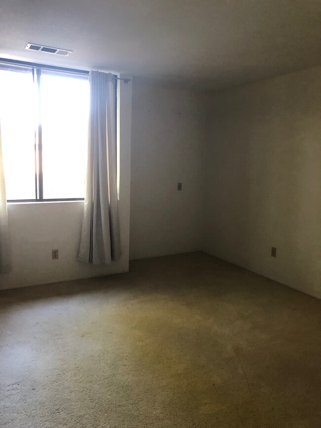 Building Photo - Furnished 2 bedroom 2 bath, WiFi and Garba...