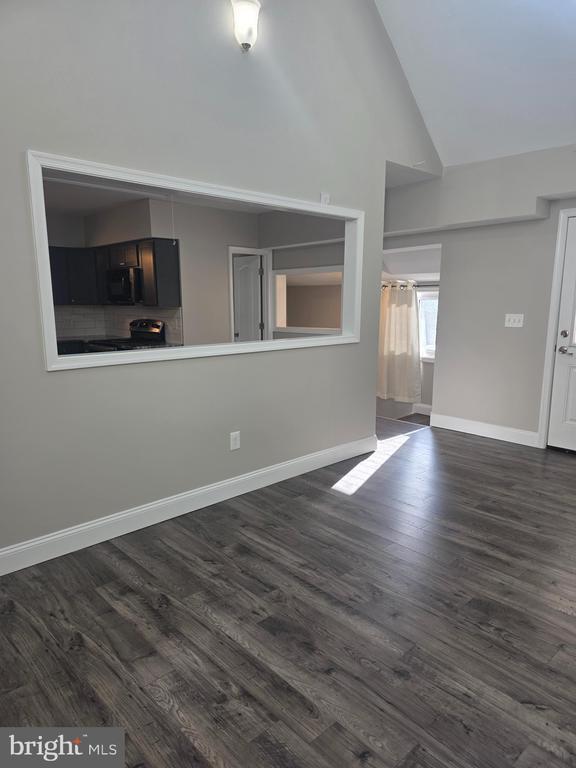 Building Photo - 320 Main St