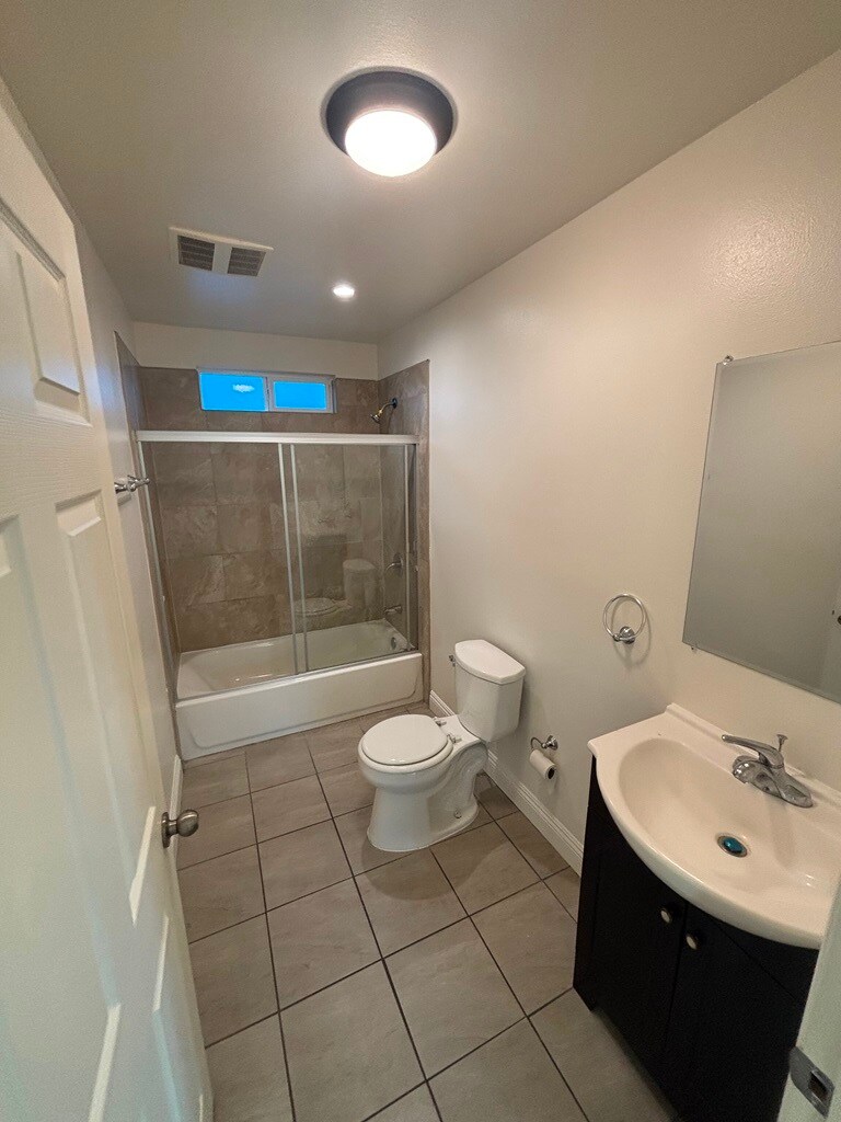 Building Photo - 214 E 101st St