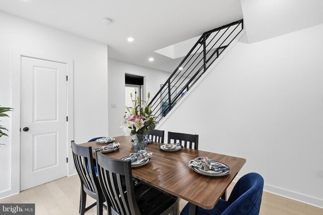 Building Photo - 2211 Franklin St NE