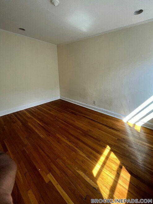 Building Photo - 364 Riverway