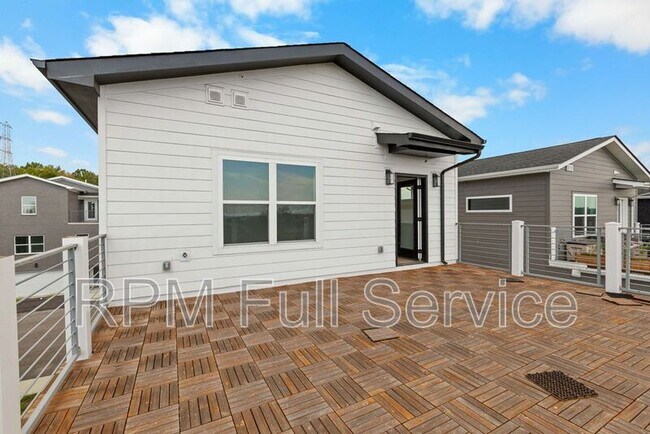 Building Photo - 1241 N Avondale Cir