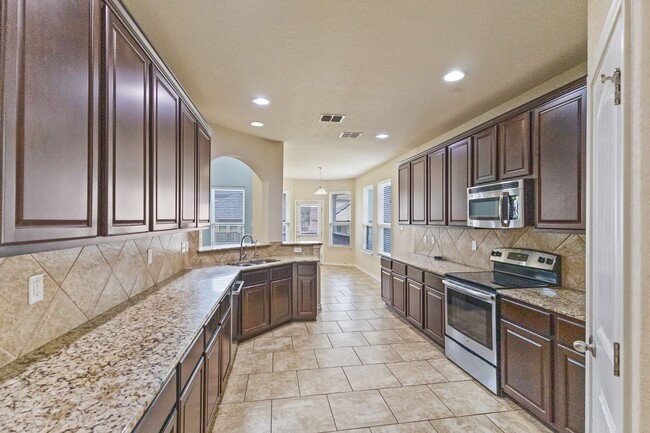 Building Photo - 5 Bedroom/3.5 Bath Saddle Creek Subdivision