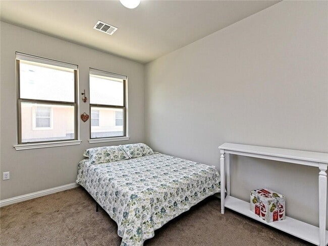 Building Photo - 13800 Lyndhurst St