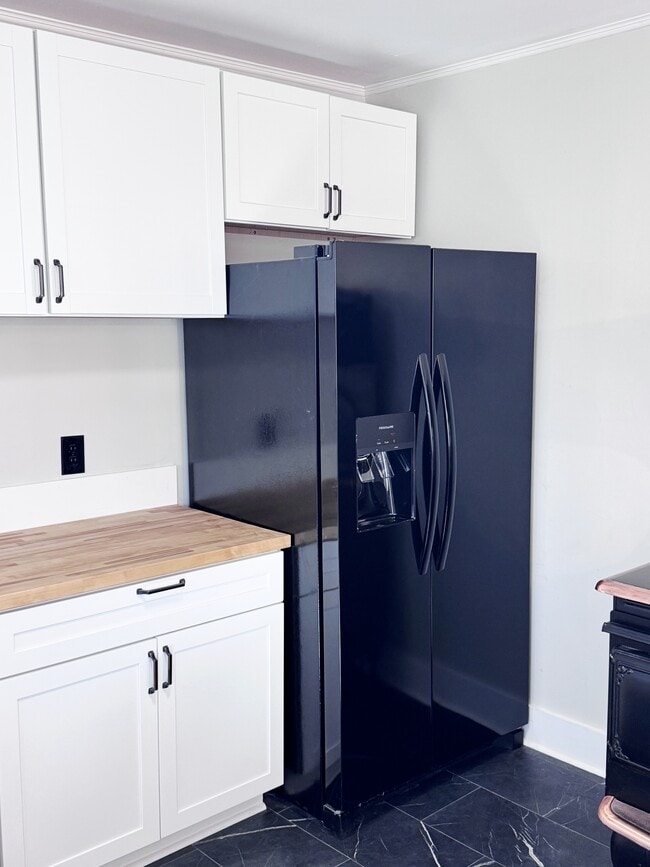 Building Photo - 1880 E Broad St