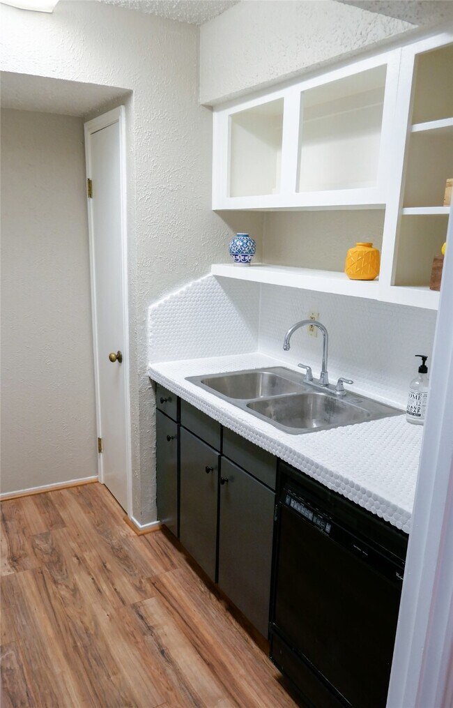 Building Photo - 6410 Del Monte Dr