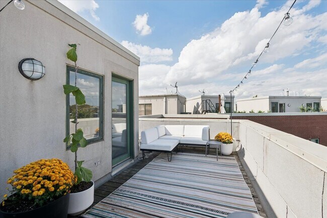 Building Photo - 2455 W Ohio St