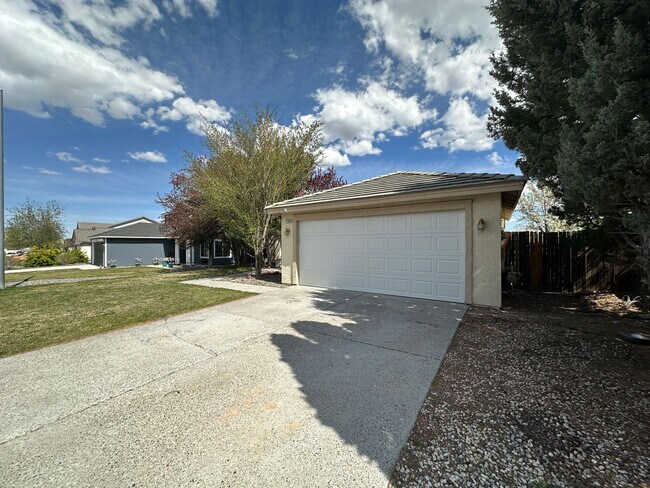 Building Photo - Country living in this single story 3 bedr...