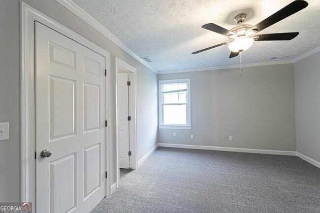 Building Photo - 3165 Henderson Walk