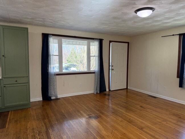 Building Photo - Must see 2 - bedroom, 1 -bath all brick home