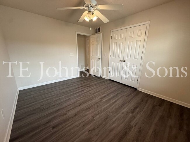 Building Photo - Lovely 2 Bedroom Condo Off Hwy 150