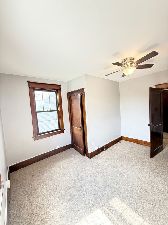 Building Photo - Updated 3 Bedroom 1 Bathroom in North Vers...
