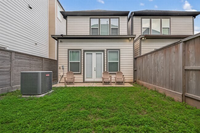 Building Photo - 2617 Live Oak St