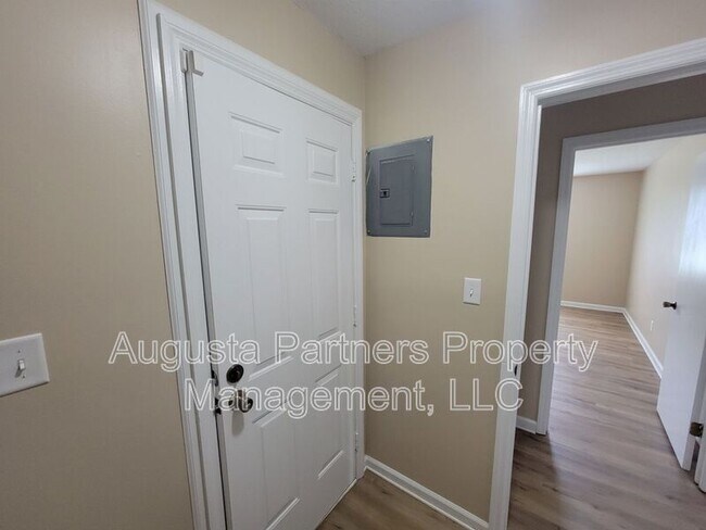 Building Photo - 207 Flores Ln