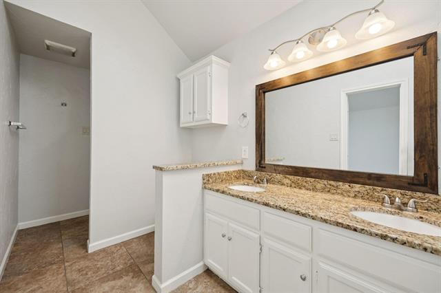 Building Photo - 2138 Stoneridge Dr