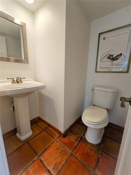 Building Photo - 2989 Bridgeport Ave