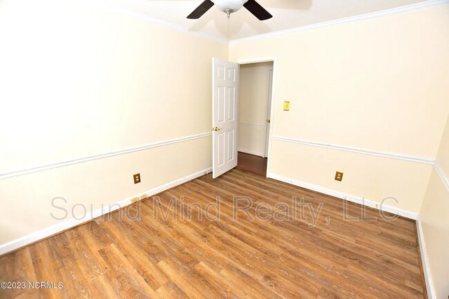 Building Photo - 1633 Country Club Rd