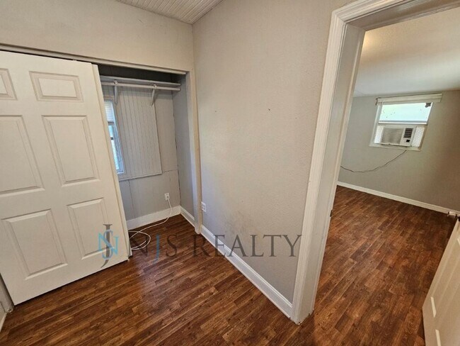 Building Photo - Cute 3/1 with updated kitchen & bath, encl...