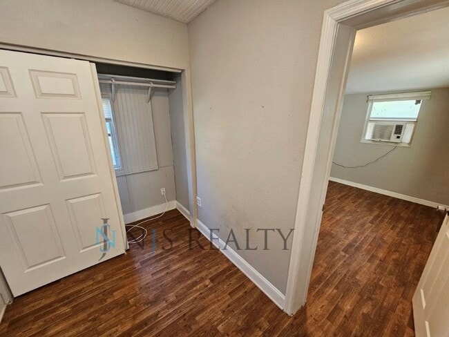 Building Photo - Gorgeous 3/1/1 996 Sq. Ft. home featuring ...