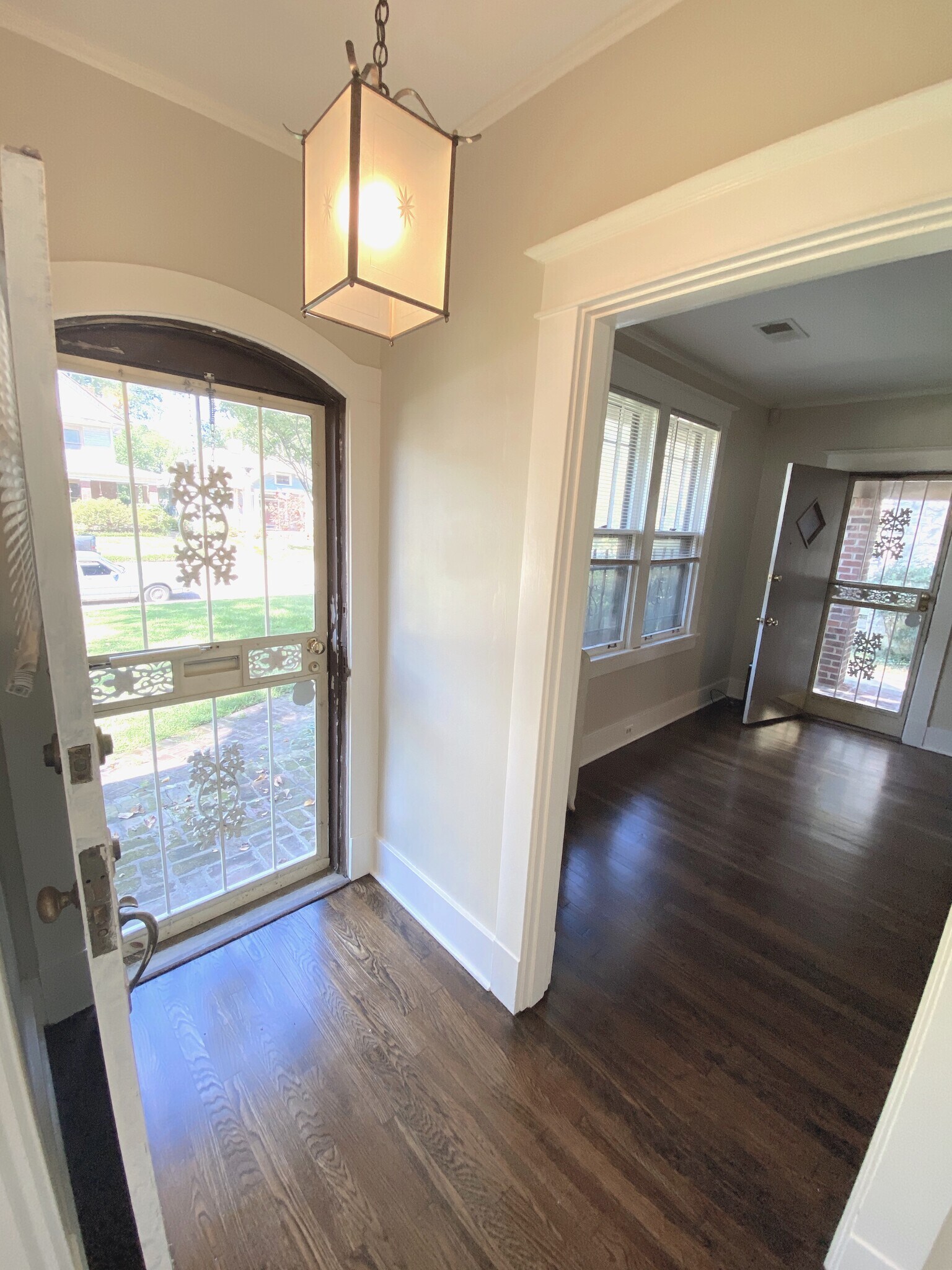 Entry hallway - 1263 Agnes Pl