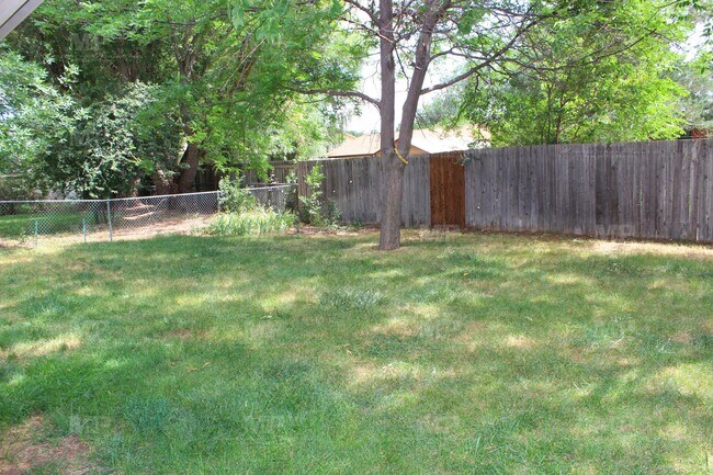 Building Photo - 2433 Tamarac Dr