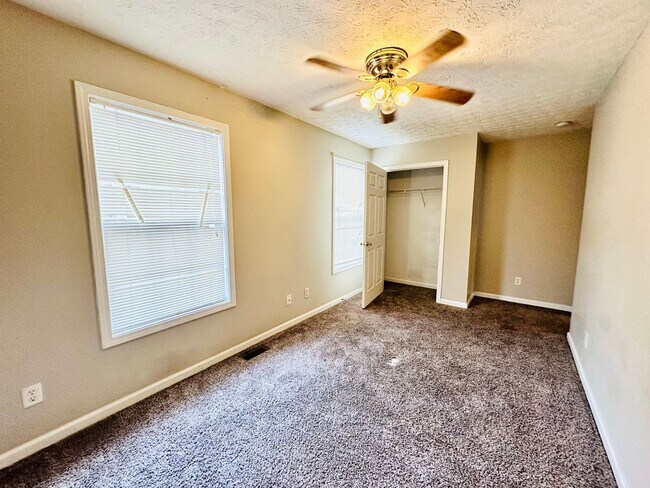 Building Photo - Updated 2 story townhome in Park Duvalle- Section 8 accepted