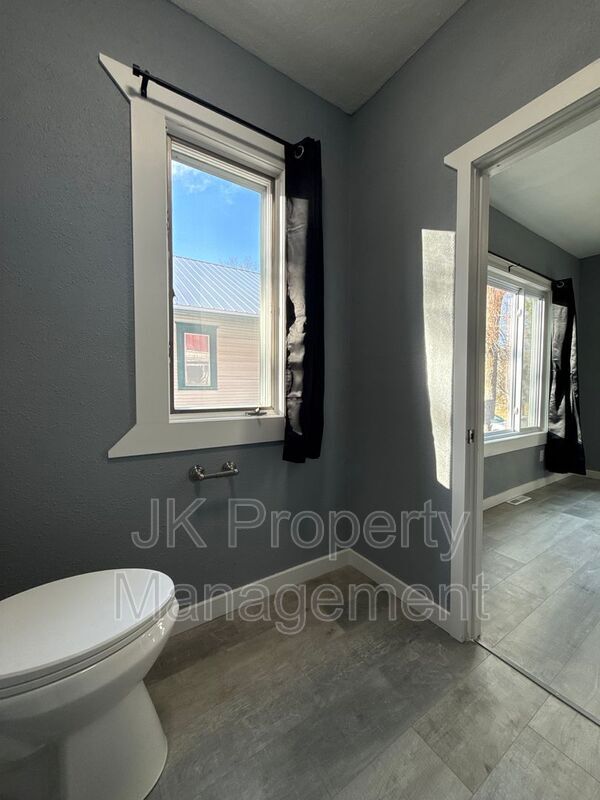 Building Photo - 1512 3rd Ave N