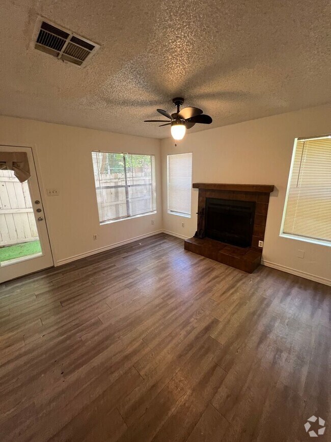 Building Photo - 2 story, 2 bedroom home available now!