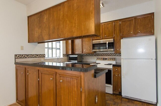 Building Photo - Quaint townhouse style condominium in Hyde...