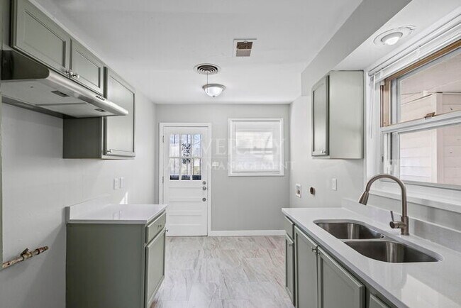 Building Photo - A BERCLAIR BEAUTY!!!