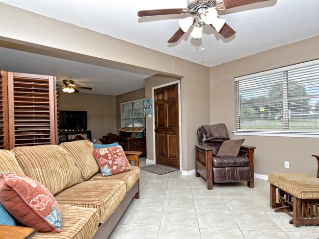Building Photo - 1301 Post Oak Cir