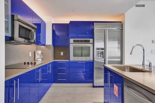 Building Photo - 3101 Bayshore Dr