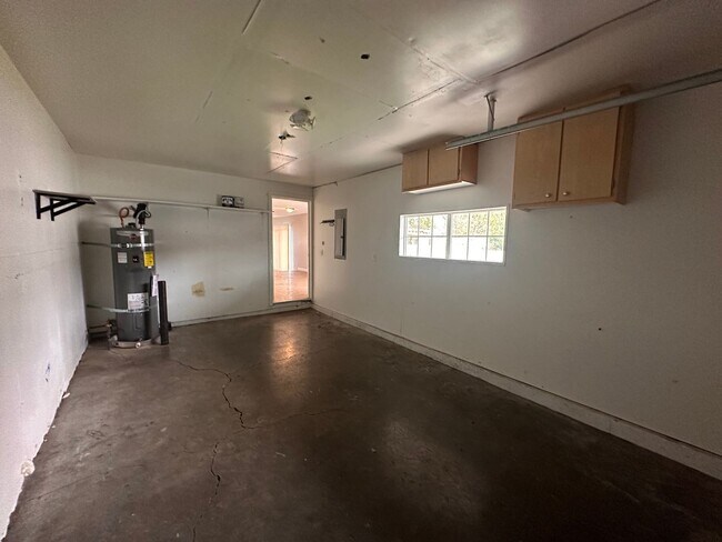 Building Photo - 912-916 NE Hacienda Ct